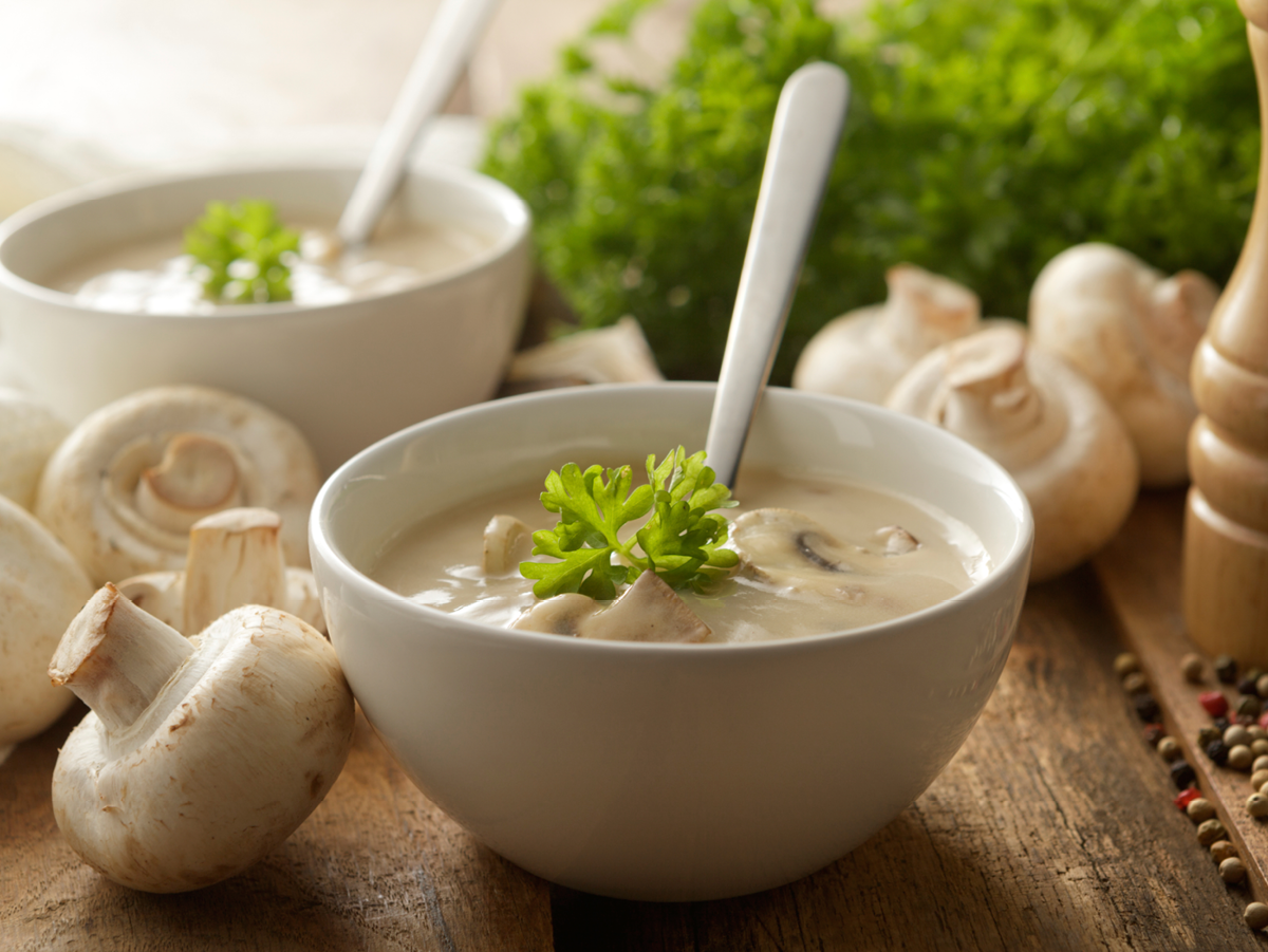 Cremige Suppe mit Pilzstücken