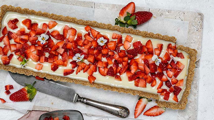 Erdbeer-Tarte mit Kokos und weißer Schokolade