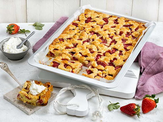 Erdbeerkuchen mit Vanillestreuseln: Glück vom Blech