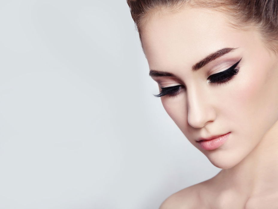 Lidstrich - Wir verraten Ihnen, wie Sie den richtigen Schwung schnell raus bekommen und welche Eyeliner- Produkte am besten geeignet sind