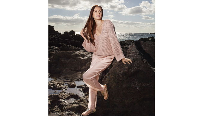 Strickanleitung für roséfarbenen Pulli mit V-Ausschnitt