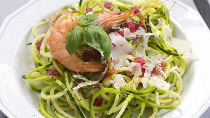Zucchini-Spaghetti Aglio Olio an Crevetten 