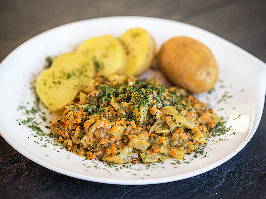 Rezept für veganes Fenchel-Linsen-Curry mit Pellkartoffeln