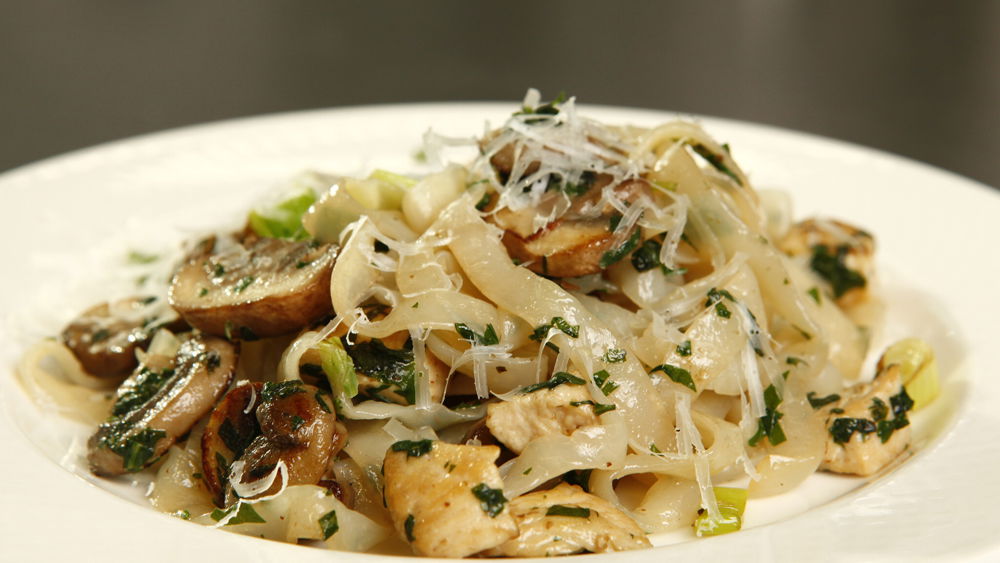 Fettuccine mit Hähnchenbrust und Pilzen