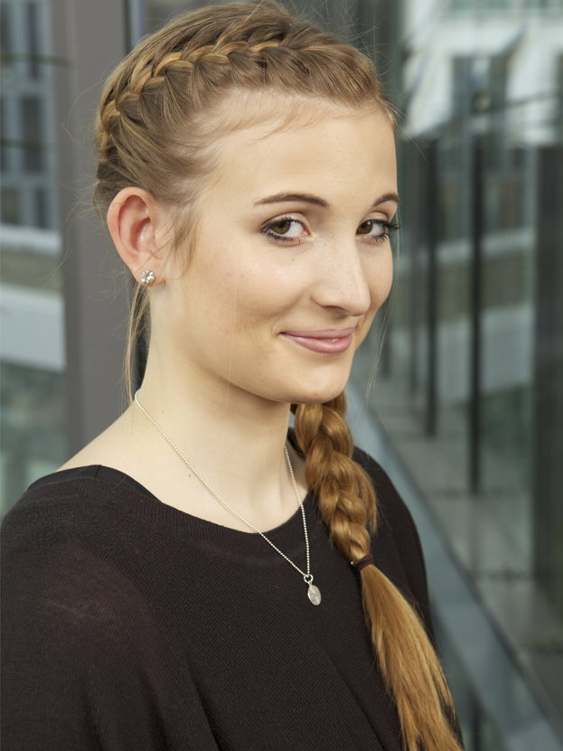 Frau mit seitlich geflochtenem Zopf