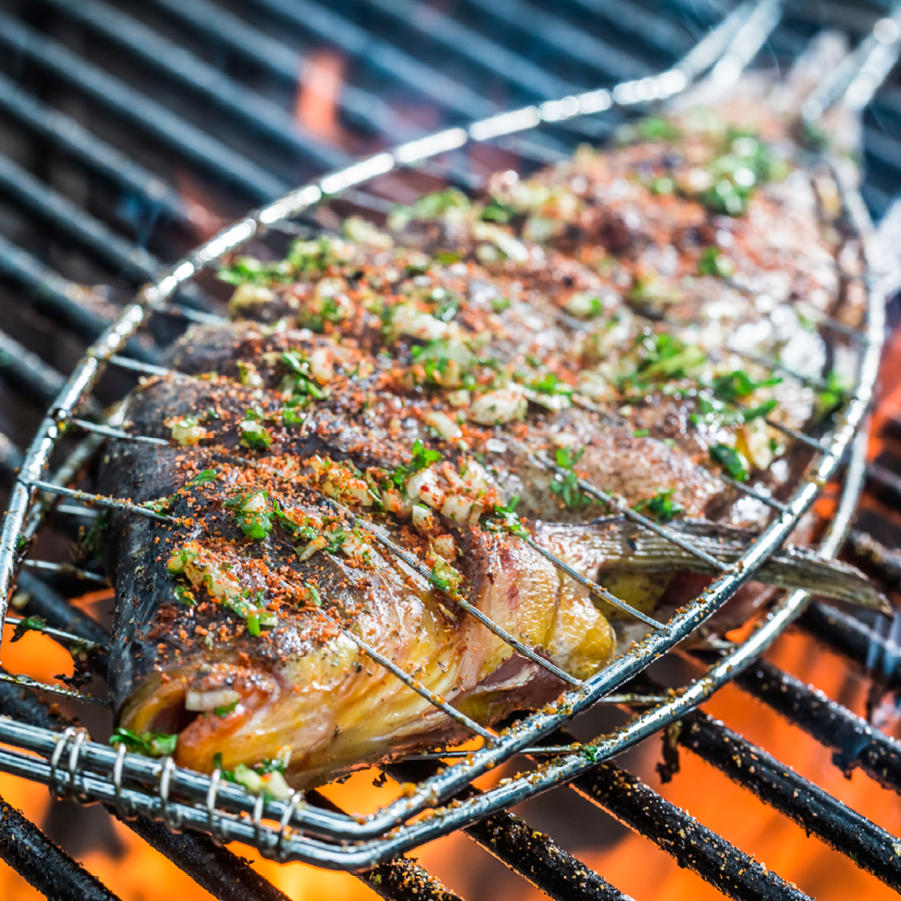 Ganzer Fisch auf dem Grillrost