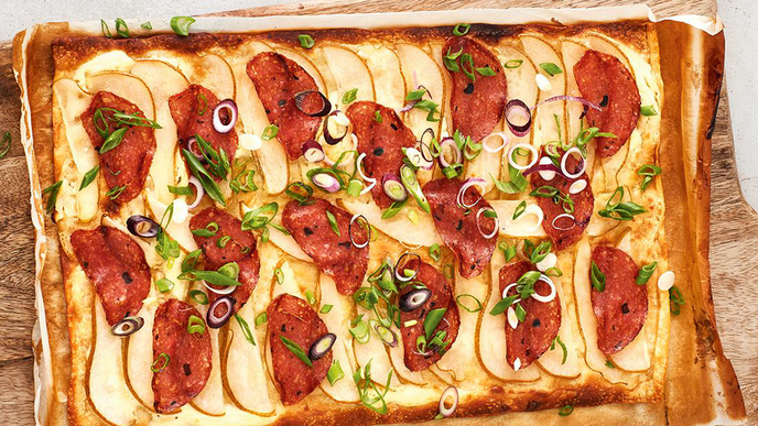 Flammkuchen mit Birnen und Trüffelsalami