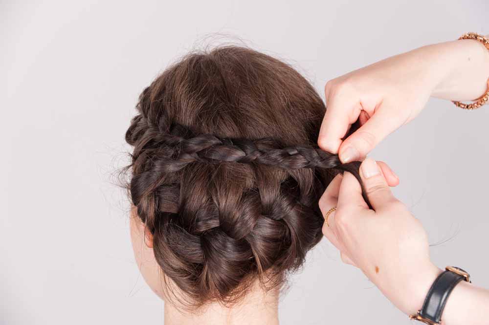 Flechtfrisur mit Blumenkranz