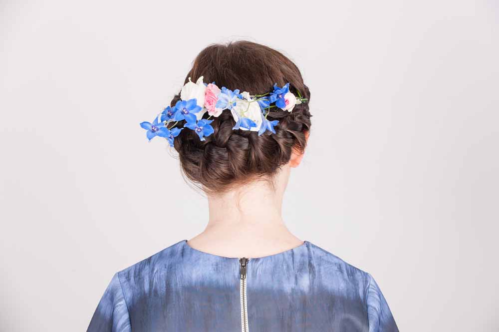 Flechtfrisur mit Blumenkranz