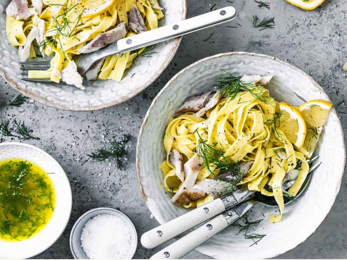 Zitronen-Pasta mit Räucherforelle und Dill