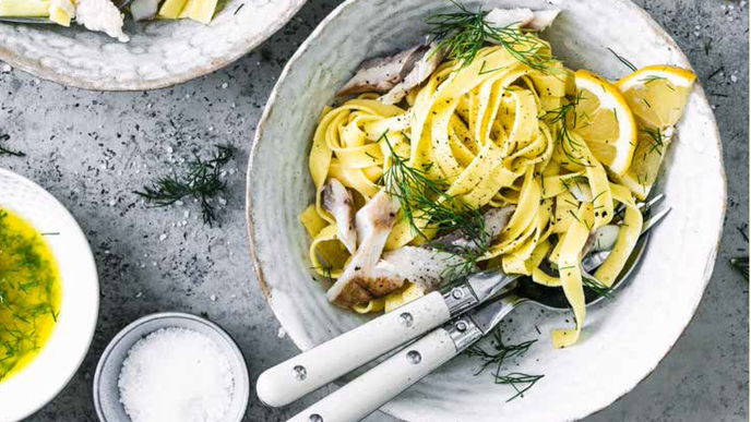 Zitronen-Pasta mit Räucherforelle und Dill