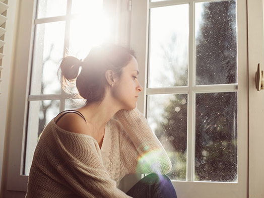 Frau am Fenster: Zu wenig Anerkennung und Wertschätzung für liebe Menschen