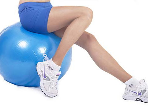 Frau auf Sitzball