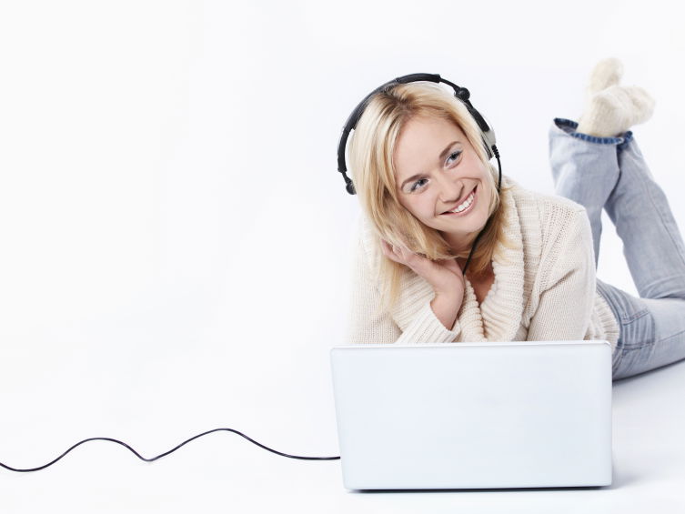 Frau vorm Computer