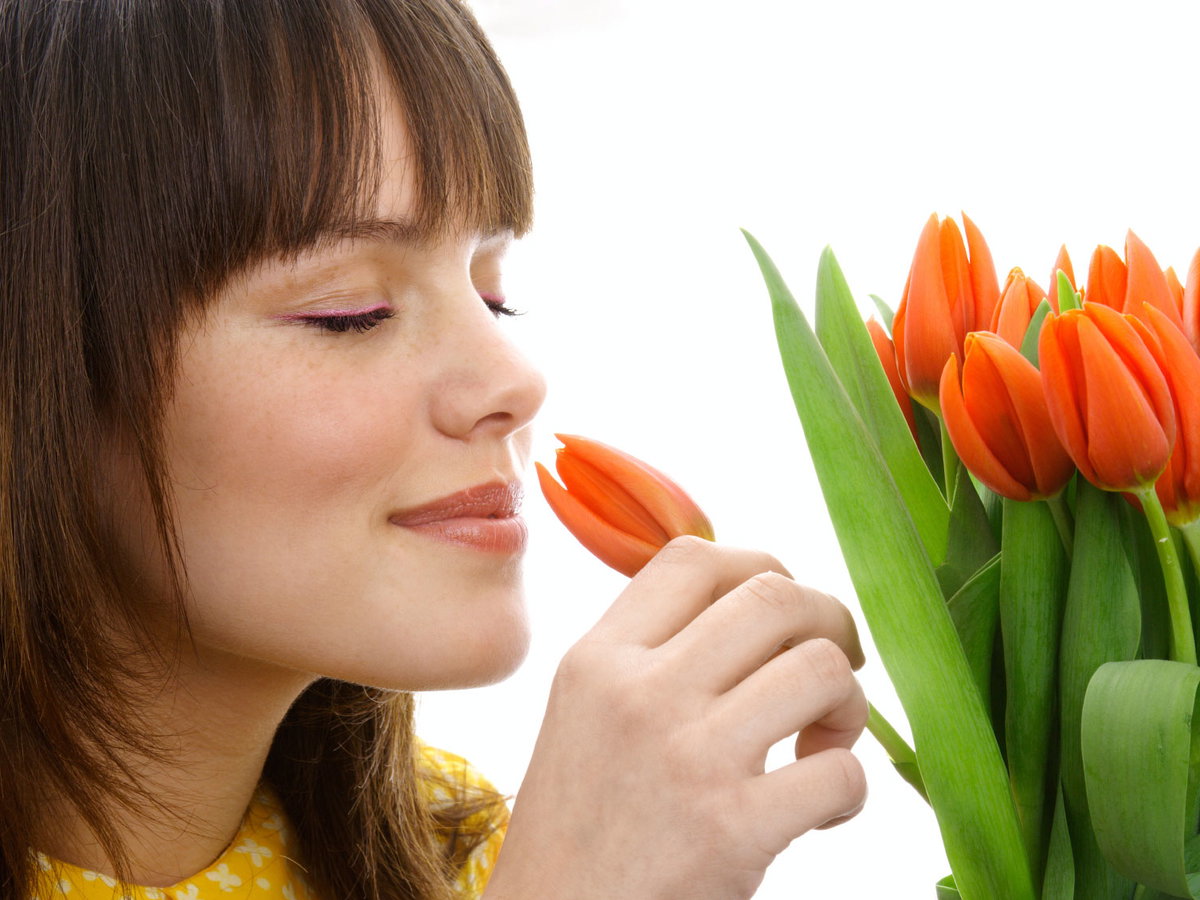 Glücksrituale schaffen: Frau mit schönen Blumen
