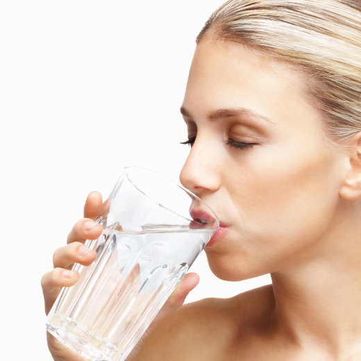 Frau trinkt Wasser