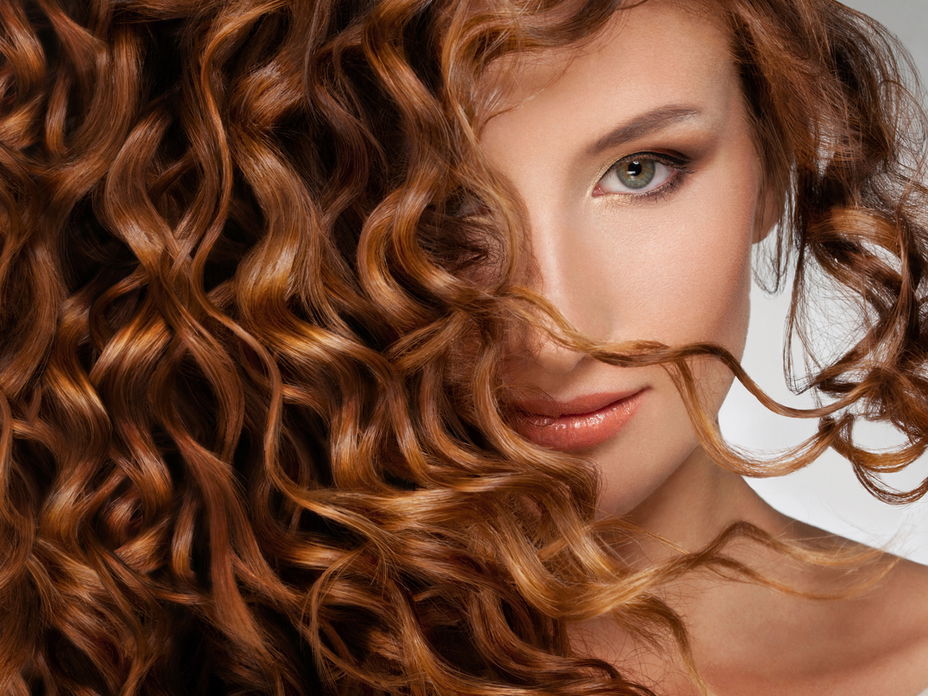 Frau mit vollem Haar und Locken - Extensions ganz einfach selber einflechten und entfernen