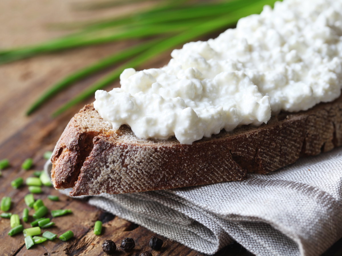Frischkäse selber machen – Tipps und Tricks
: Frischkäse auf Brot
