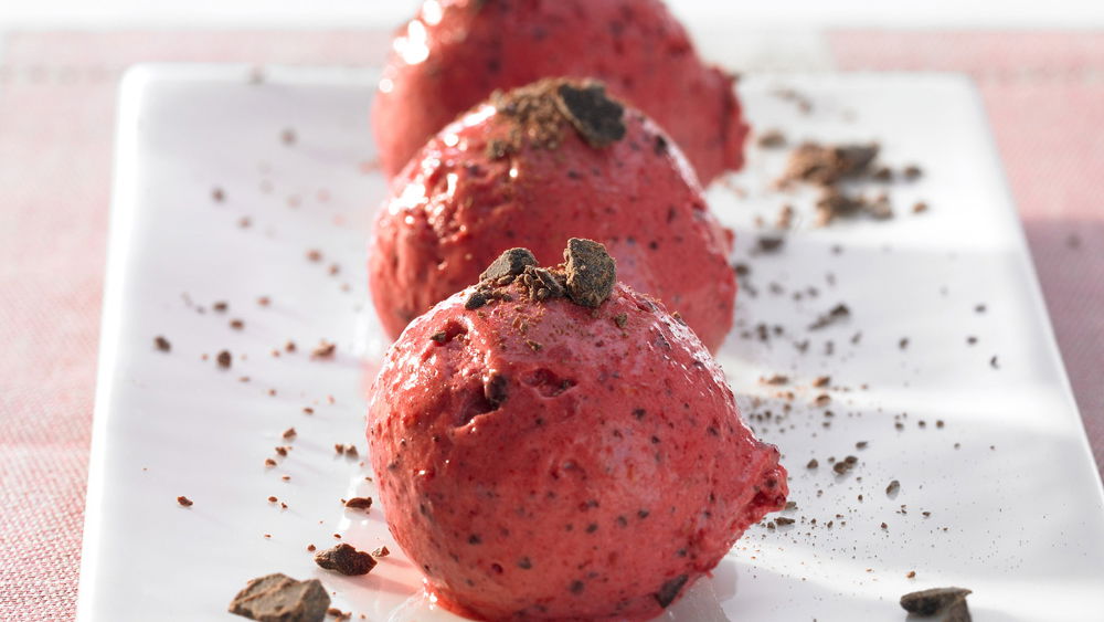 Thermomix Rezept: Himbeereis mit Schokosplittern