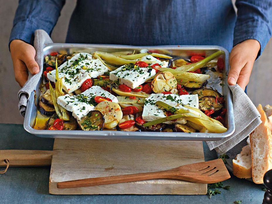 Gebackener Feta auf Ofengemüse in einer Auflaufform