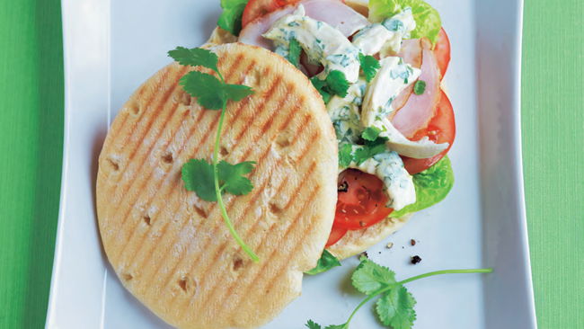 Geflügel-Panini mit Koriander-Mayonnaise und Tomaten