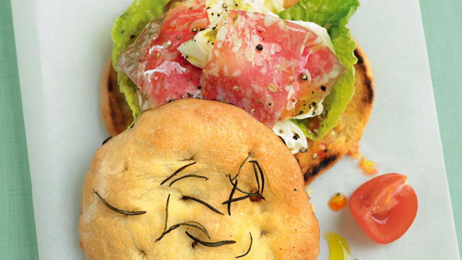 Gegrillte Focaccia mit Fenchelsalami