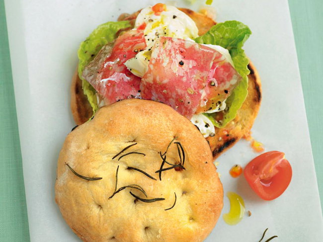 Gegrillte Focaccia mit Fenchelsalami