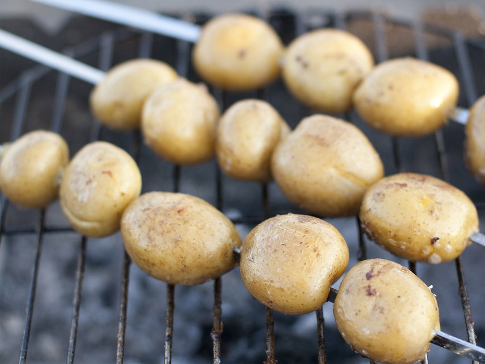 gegrillte Kartoffelspieße - Die vorgegarrten Kartoffeln werden auf einen Spieß gezogen und dann gegrillt