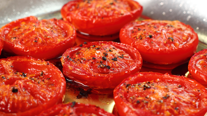 Gegrillte Tomaten in Kräutermarinade