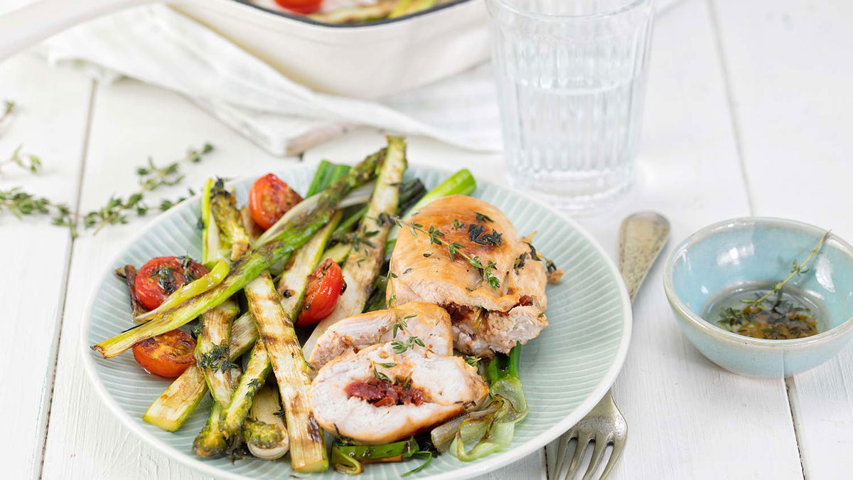Gegrillter Spargel mit gefüllter Hähnchenbrust