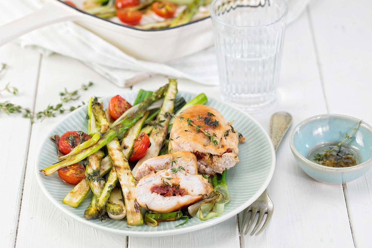 Gegrillter Spargel mit gefüllter Hähnchenbrust