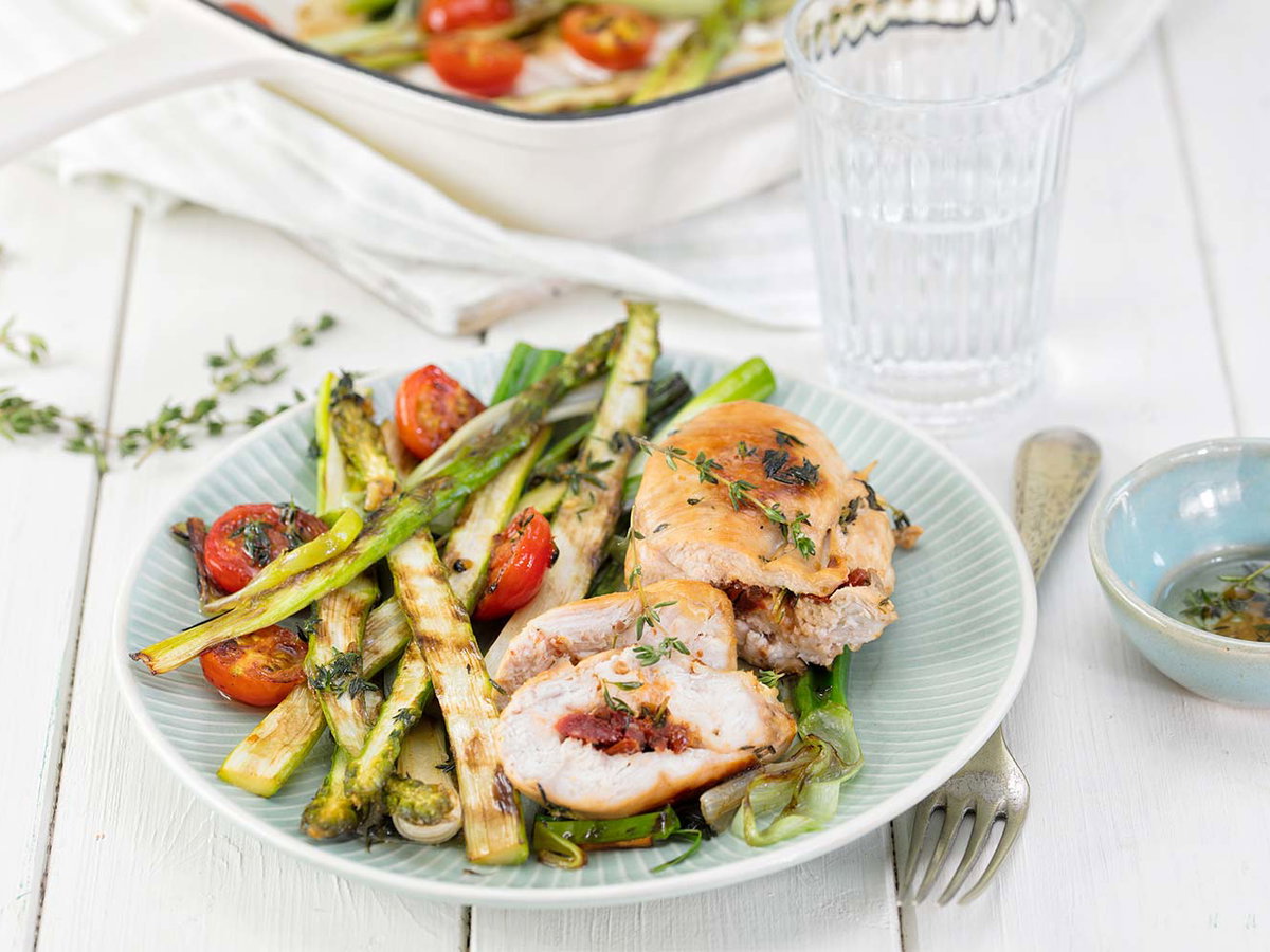 Gegrillter Spargel mit gefüllter Hähnchenbrust