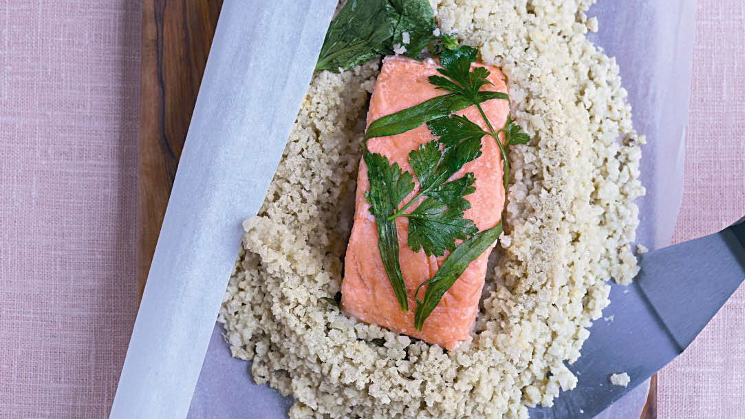 Gekräuterter Lachs im Salzteig