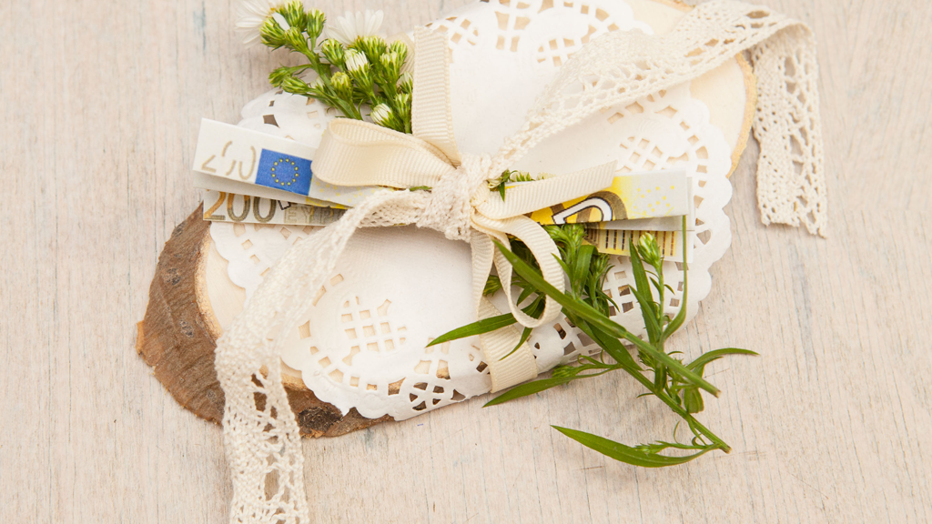 Geldgeschenk mit Baumscheibe und Papierspitze 