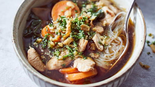 Gemüse-Hühnersuppe asiatische Art