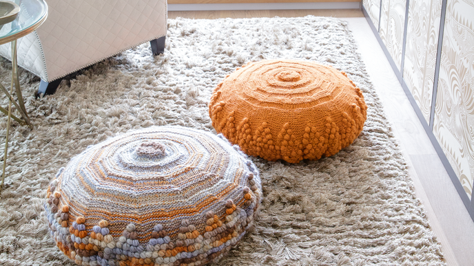 Strickanleitung für Poufs aus Merinowolle