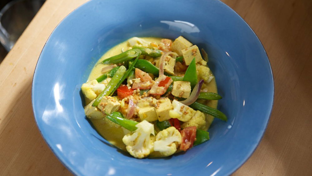 Gemüse-Curry mit Joghurt und Tofu