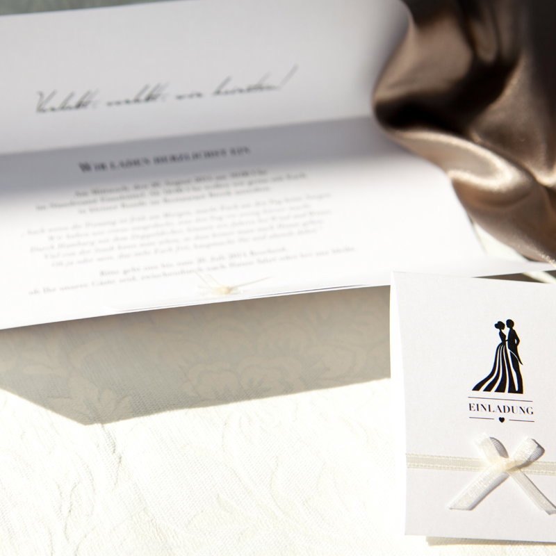Die geöffnete Hochzeitseinladung