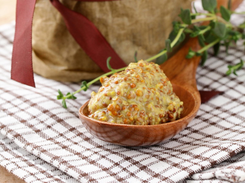 Dijonsenf auf Holzlöffel