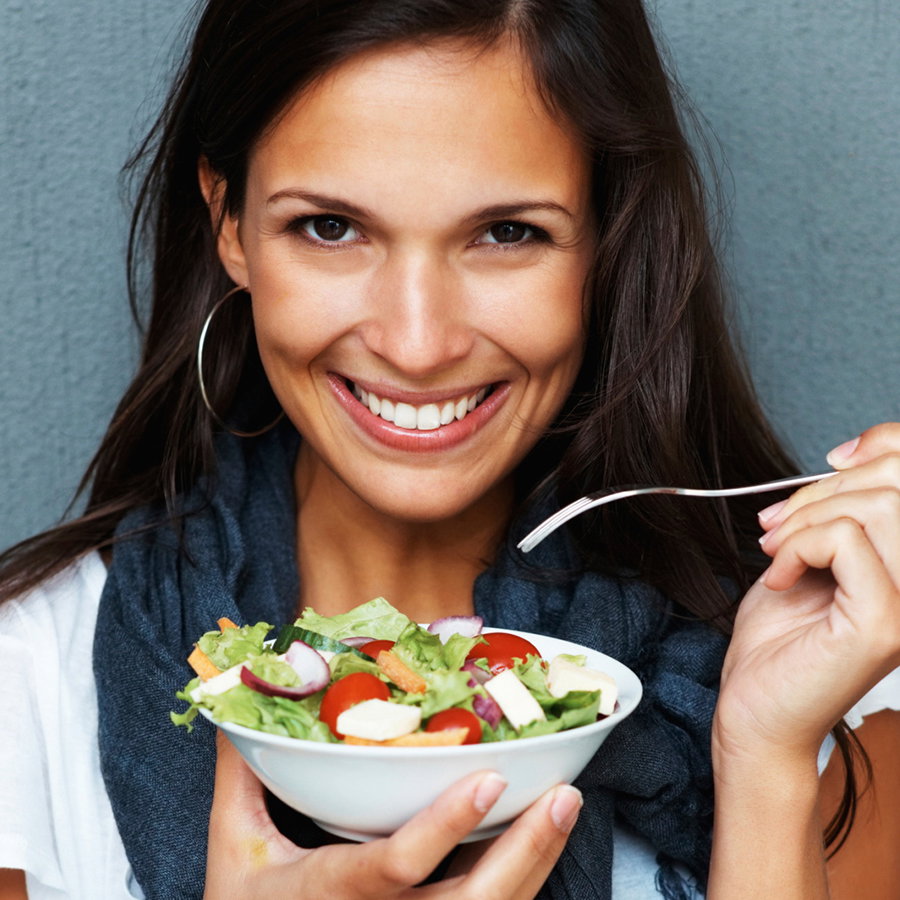 Frau ernährt sich gesund - Wir geben Ihnen einfache Ernährungstipps mit großer Wirkung