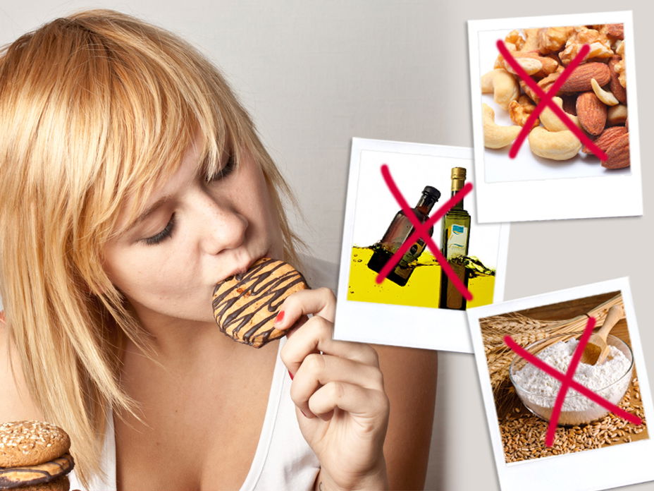 Frau isst einen Keks - Weihnachtsplätzchen mit wenig Kalorien
