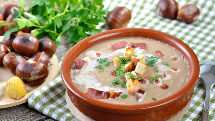 Glutenfreie Kastaniensuppe mit Pasta und Speck 