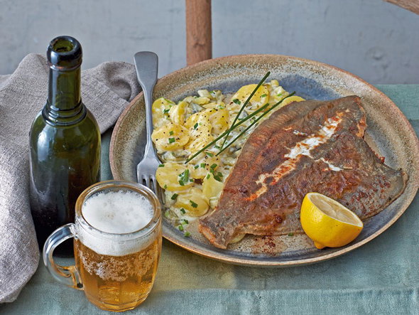 Goldbutt aus der Pfanne mit Kartoffelsalat