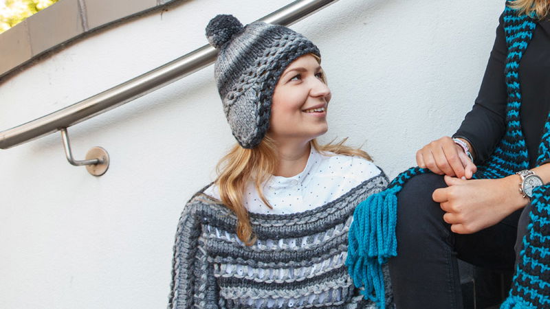 Grauer Pulli mit Mütze