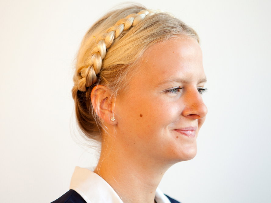 Frau mit Gretchenzopf