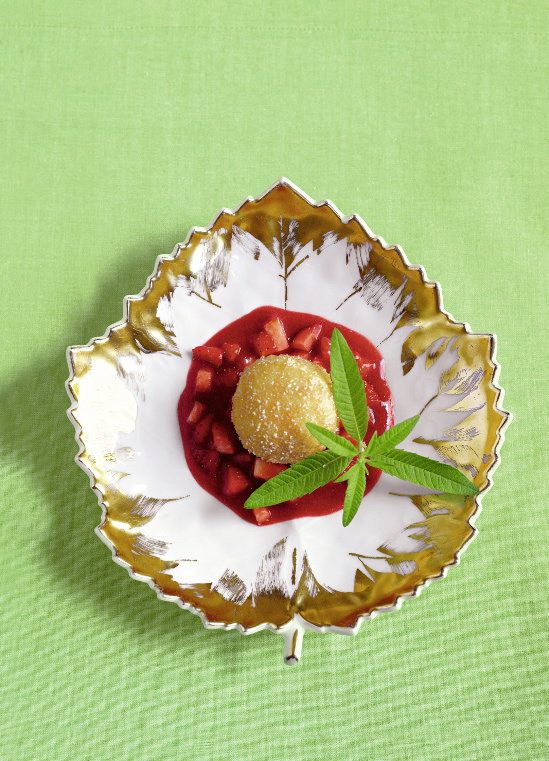 Grießknödel mit Erdbeersoße.