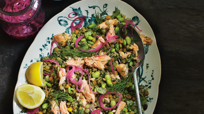 Salat aus grünen Linsen, Lachs und Dill