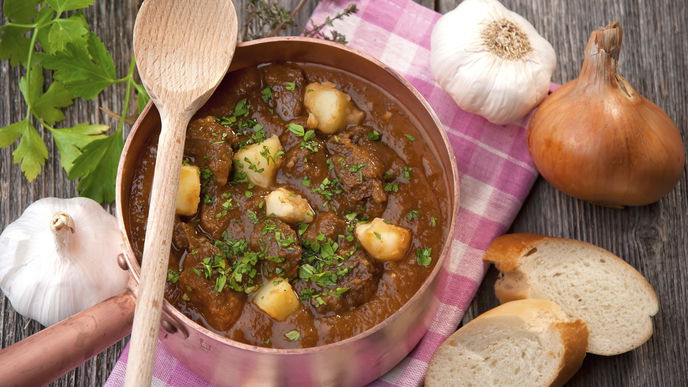 Gulasch mit Gurkensalat