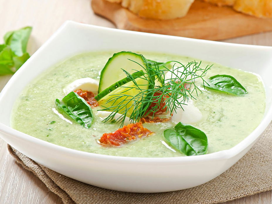 Gurkensuppe mit Basilikumblättern und Dill