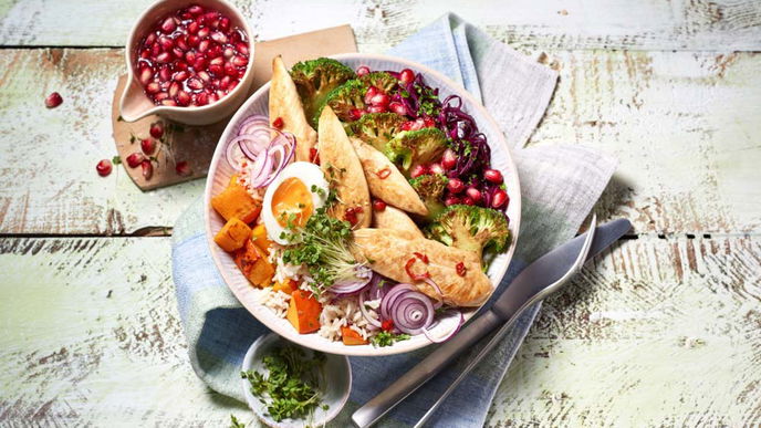 Hähnchen-Power-Bowl mit Granatapfeldressing